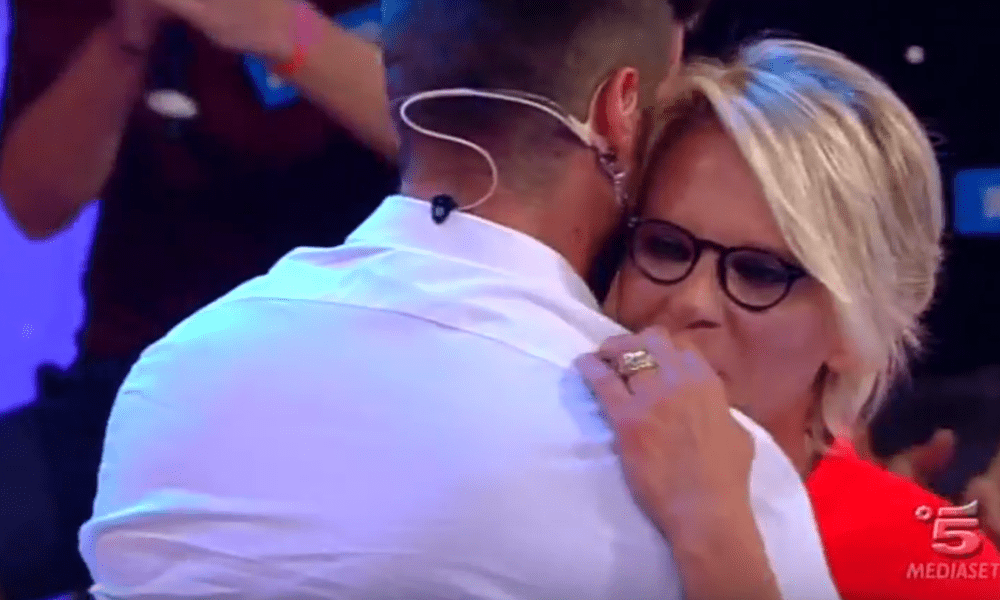 Maria De Filippi balla con Claudio Sona