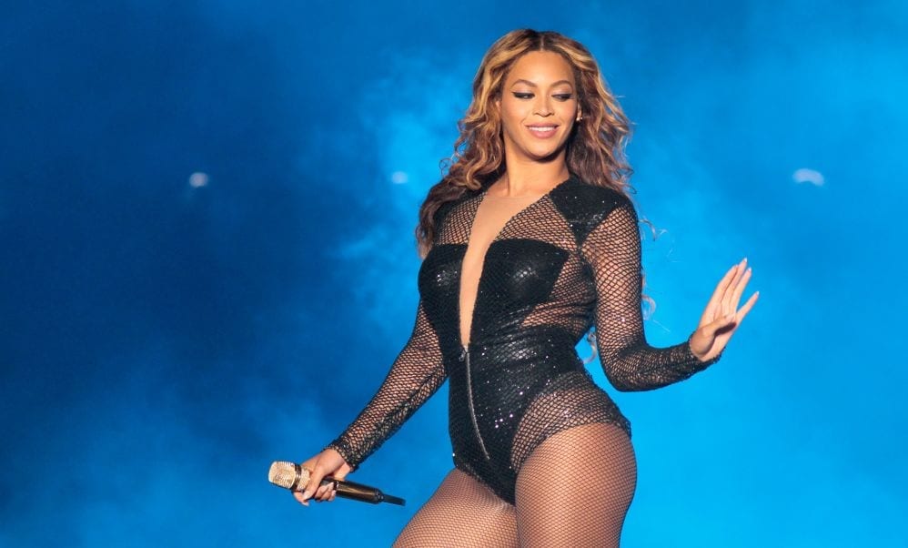 Beyoncé: dopo la ferita al concerto i fan si tagliano per lei [VIDEO]