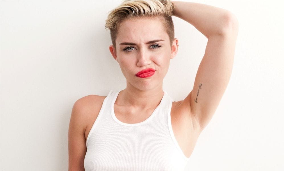 Miley Cyrus shock: si fa toccare intimamente dai fan [VIDEO]
