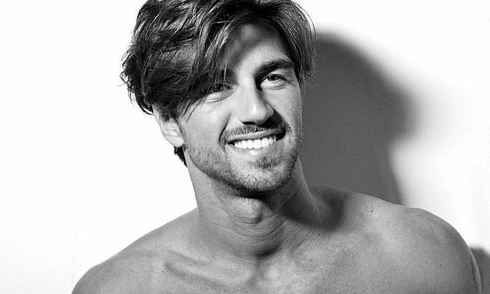 Due aerei per Andrea Damante: l'ex tronista esplode di gioia [VIDEO]