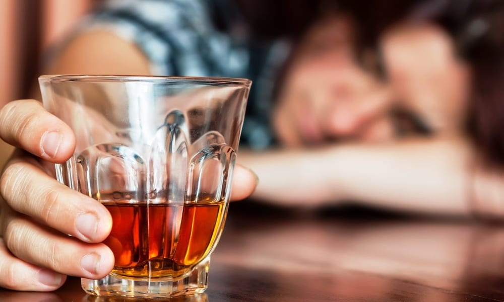 Tre donne rubano al supermarket. E si infilano bottiglie di vino nelle mutande [VIDEO]