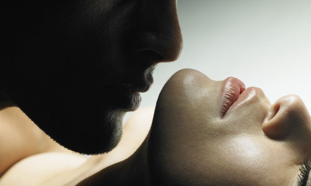 Stanno facendo sesso in mezzo alla strada e poi all'improvviso...[VIDEO]