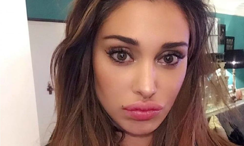 Belén è sexy anche quando cucina