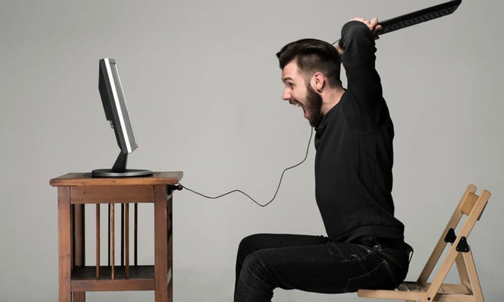 Vita d’ufficio: lo stress può giocare brutti scherzi, guardate cosa combina quest’uomo...