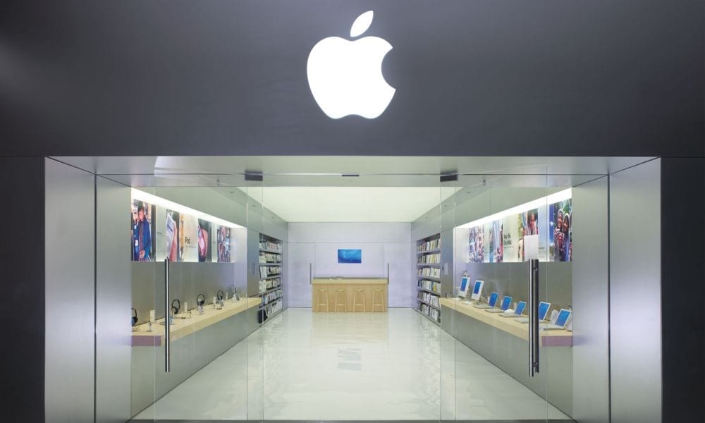 Lui non le vuole comprare l'Iphone, le si spoglia nel negozio [VIDEO]