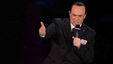 Crozza scherza con Berlusconi: "Dimissioni di Renzi? Più credibile Fidel Castro all'Isola dei Famosi" [VIDEO]