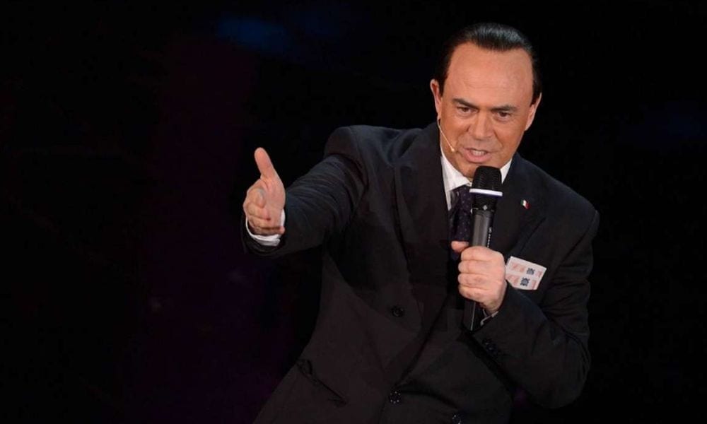 Crozza scherza con Berlusconi: "Dimissioni di Renzi? Più credibile Fidel Castro all'Isola dei Famosi" [VIDEO]