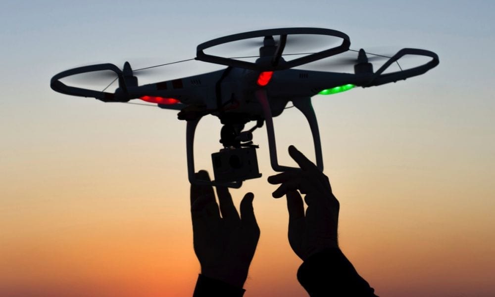 Un drone la riprende nuda, lei impazzisce [VIDEO]