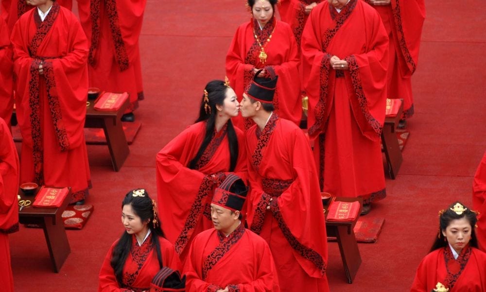 Cina hot: al matrimonio gli sposi devono fare sesso davanti agli invitati [VIDEO]