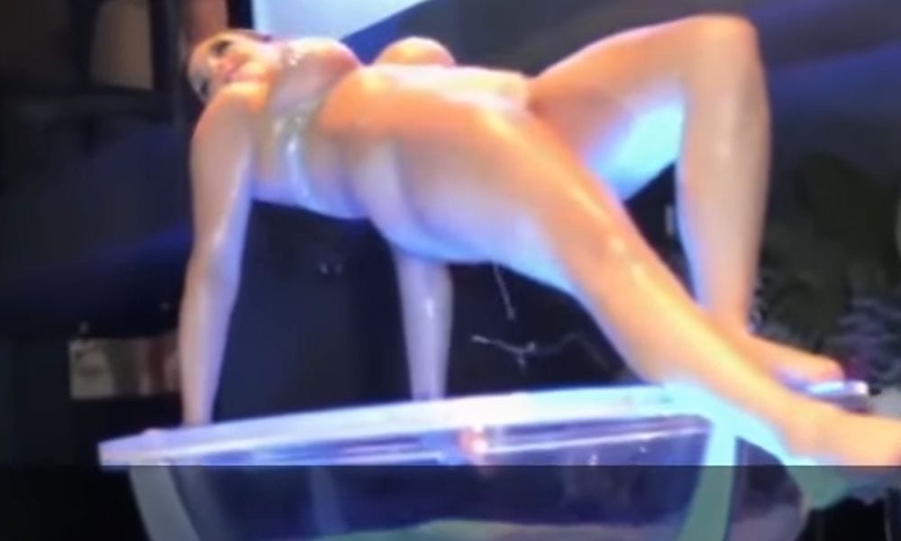 Spogliarellista sexy idolo del web: l'incredibile ballo hot spopola in Rete [VIDEO]
