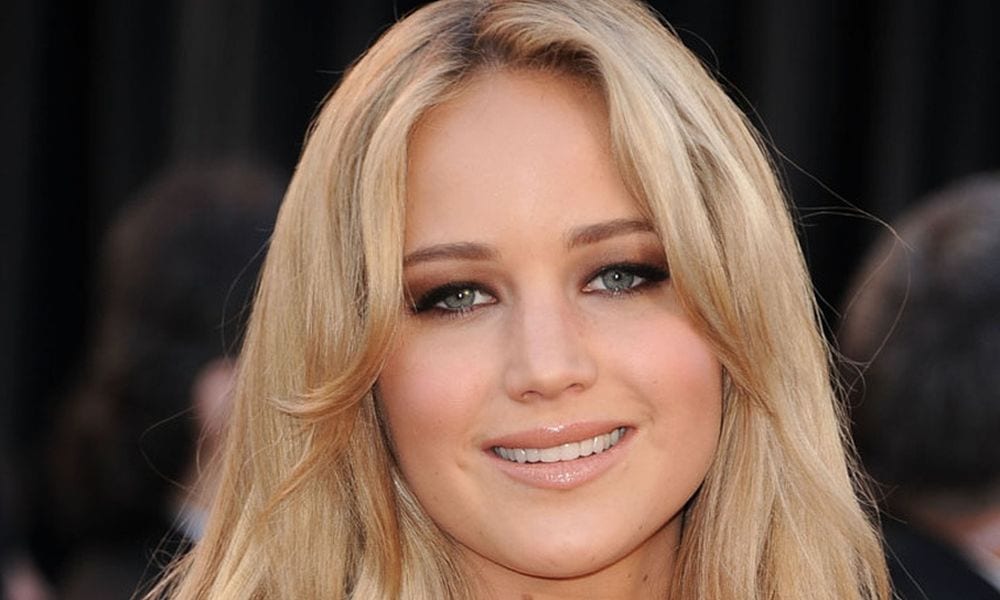 Scoppia la polemica: Jennifer Lawrence 'profana' le sacre rocce delle Hawaii [VIDEO]