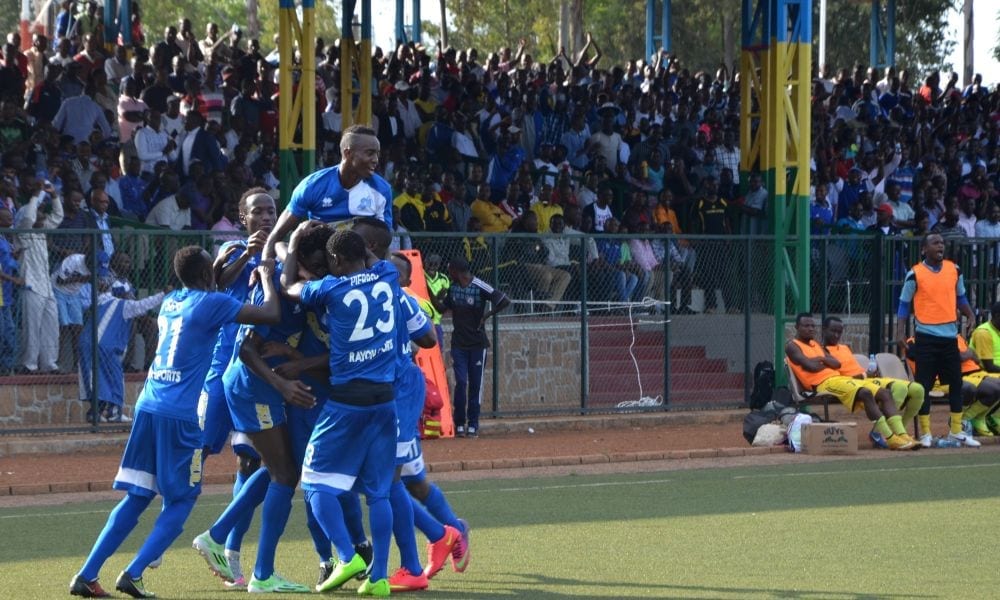 L'arte della stregoneria: durante una partita in Ruanda fa una fattura al palo e... [VIDEO]