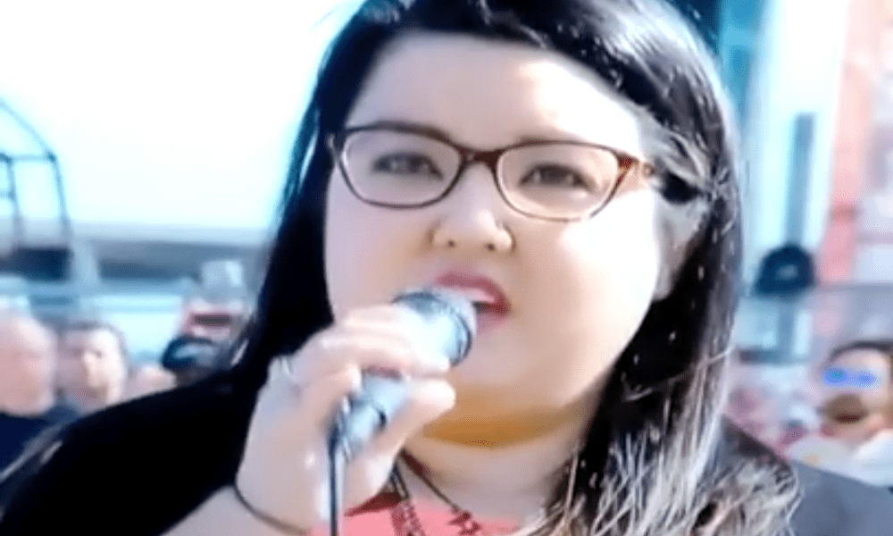 Ferrari Day, la cantante lirica non sa l'Inno di Mameli e inventa le parole [VIDEO]