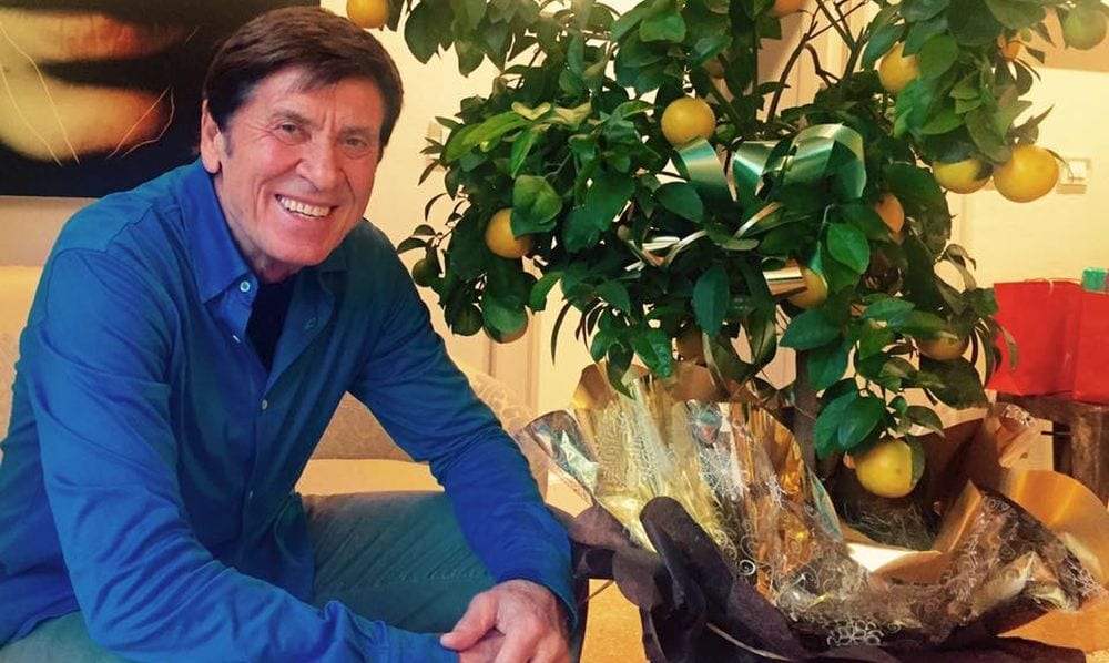 Gianni Morandi, auguri di Natale speciali dopo l'incidente [VIDEO]