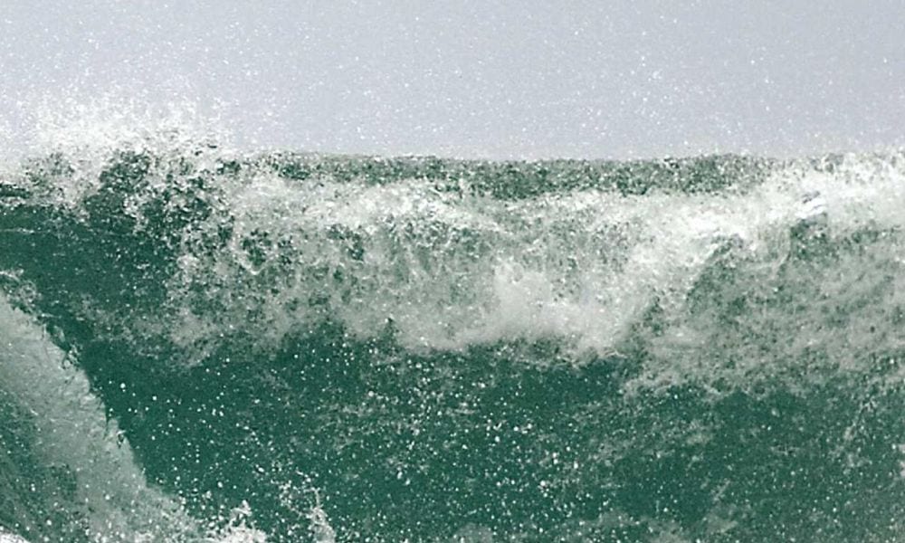 Pericolo smartphone: si filmano e vengono travolti da un'onda [VIDEO]