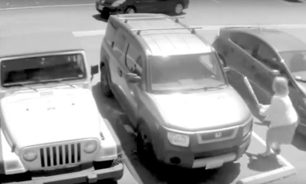 Ruba il parcheggio a una vecchietta: ciò che accade è inimmaginabile… [VIDEO]