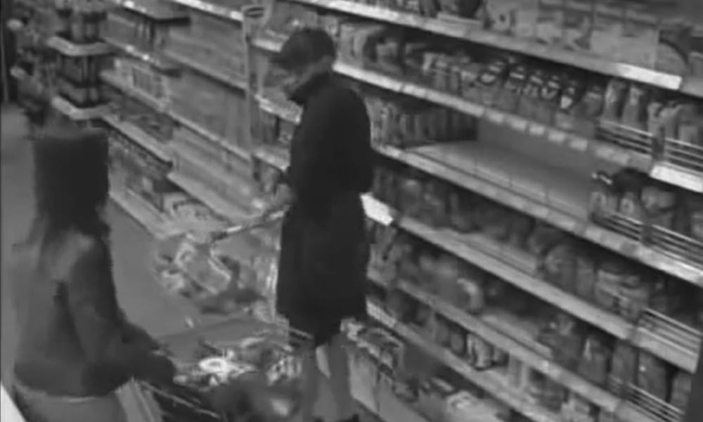 Violenta rissa tra due donne al supermercato: il motivo è incredibile... [VIDEO]