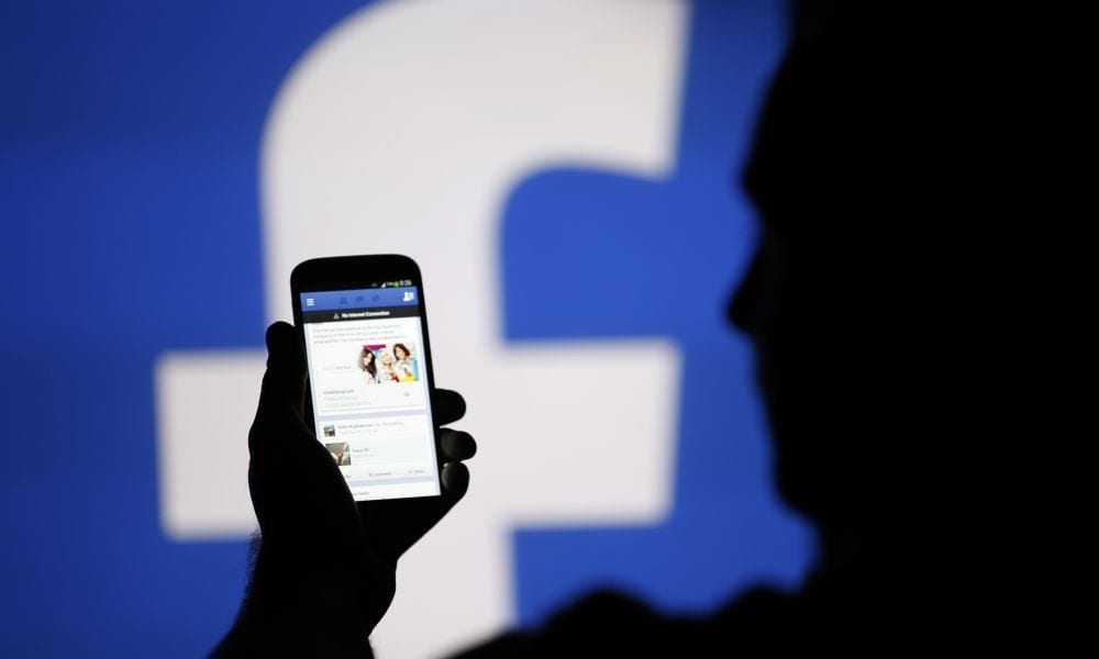 Impugna pistola durante un party e uccide l'amico in diretta su Facebook [VIDEO]