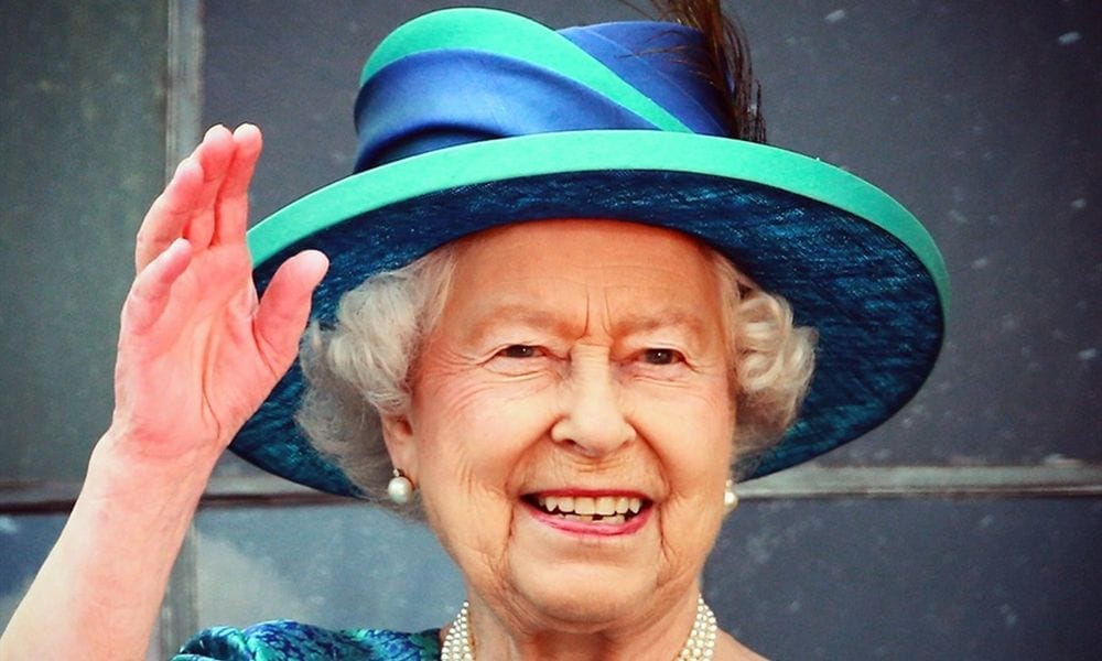 Salvate la regina: guardia di Buckingham Palace scambia la regina per un ladro e rischia di spararle