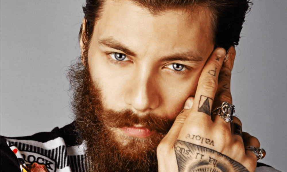 L'Isola dei Famosi 2017, chi è il tatuatissimo modello Andrea Marcaccini? [VIDEO]