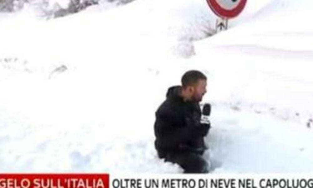 Emergenza neve in Molise, sprofonda in diretta l'inviato di Sky [VIDEO]