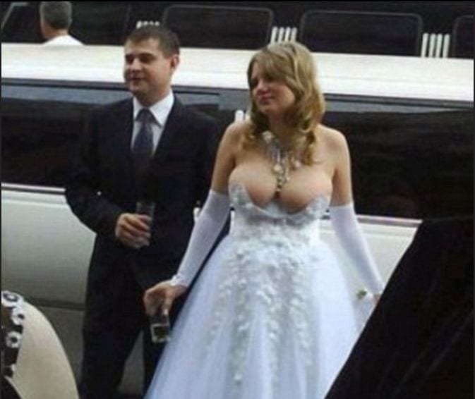 Gli abiti da sposa più assurdi: dalle scollature più ampie alle scelte più strane [FOTO]