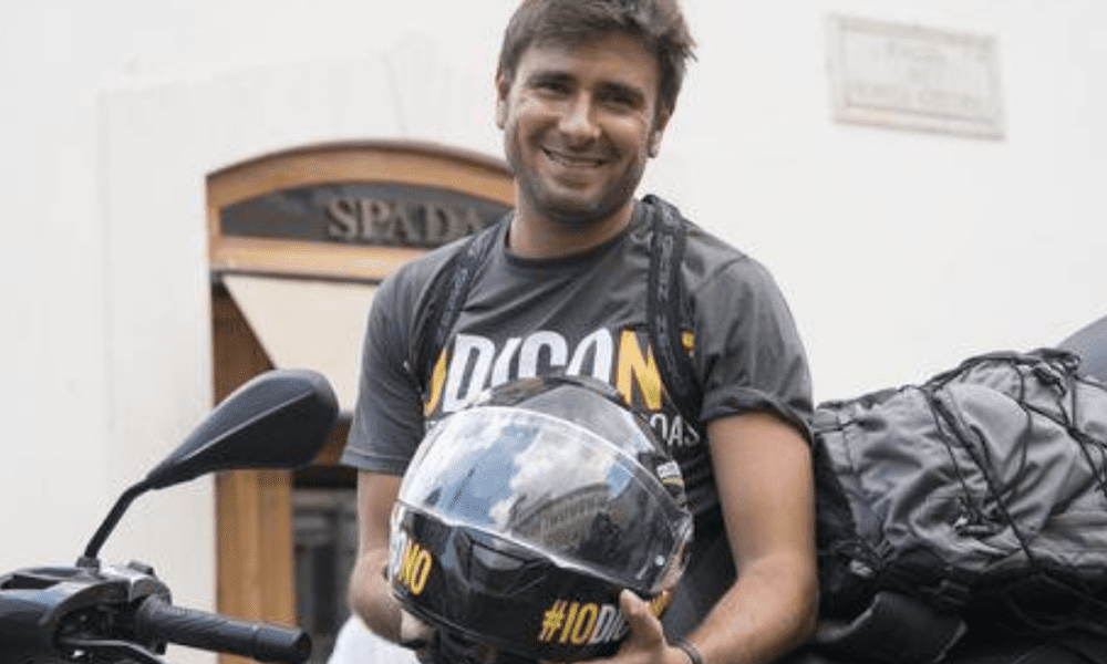 Alessandro Di Battista vende la moto per aiutare i terremotati