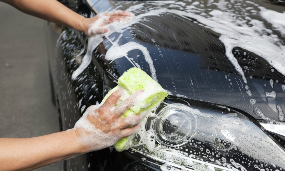Porta la macchina all’autolavaggio e accade qualcosa di inimmaginabile… [VIDEO]