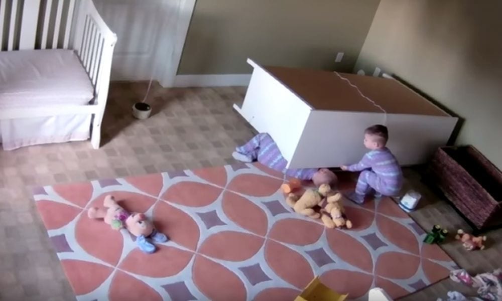 Bimbo eroico salva miracolosamente il fratellino [VIDEO]