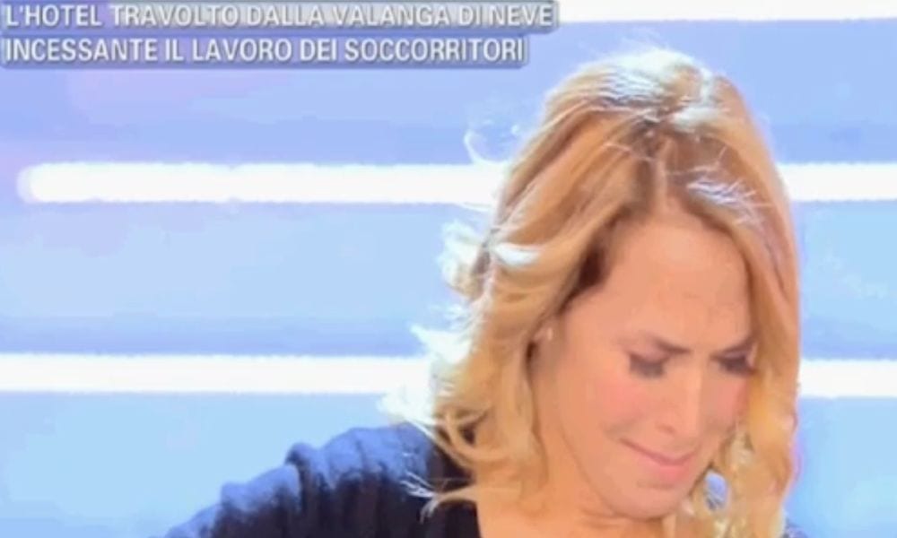 Barbara D'Urso piange con il Direttore dell'Hotel Rigopiano [VIDEO]