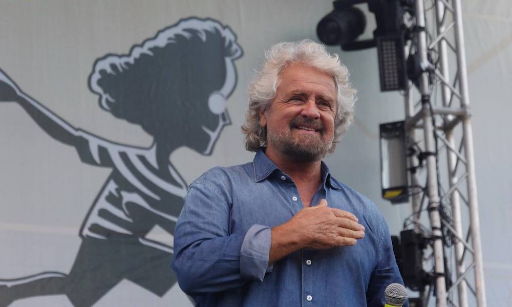 Polemica sulle vacanze di Beppe Grillo: dopo l'elogio alla povertà se ne và a Malindi?