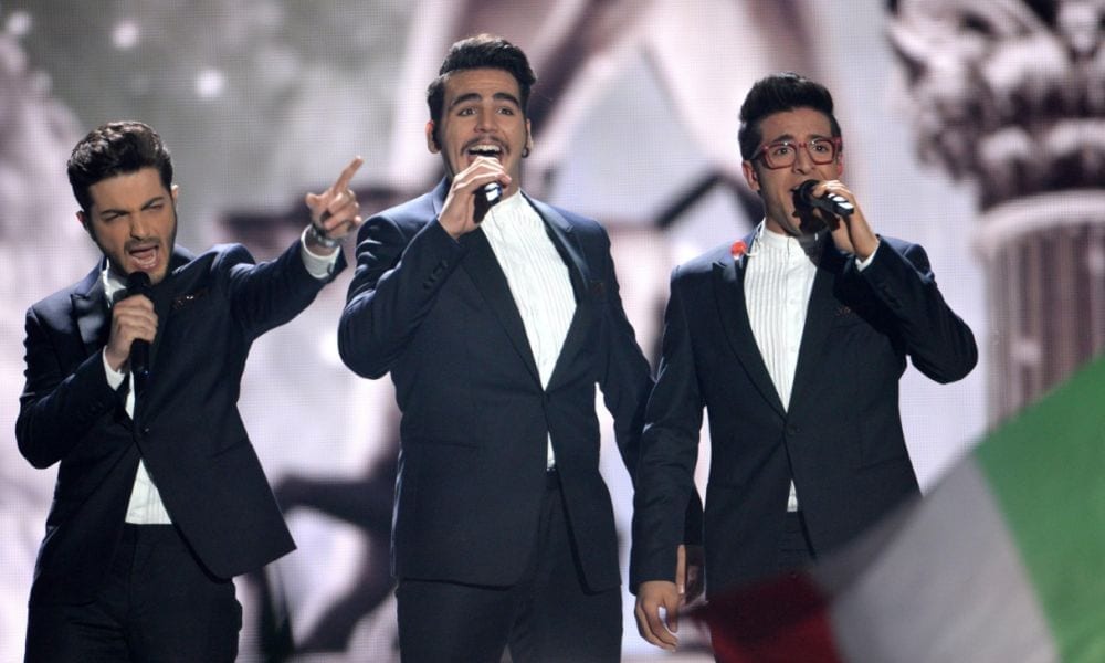 Il Volo mostra l'invito di Trump a Domenica Live. Sgarbi: "Chiederò in Tribunale la testimonianza del Presidente" [VIDEO]