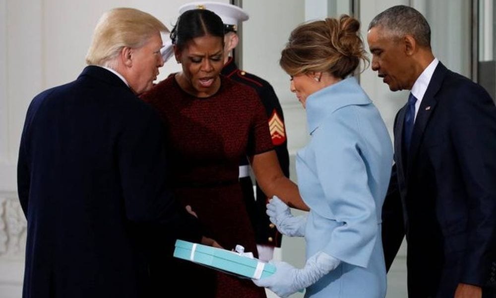Michelle e Melania si sono abbracciate sulla porta della Casa Bianca e la futura first Lady ha consegnato a Michelle un pacco regalo di Tiffany.