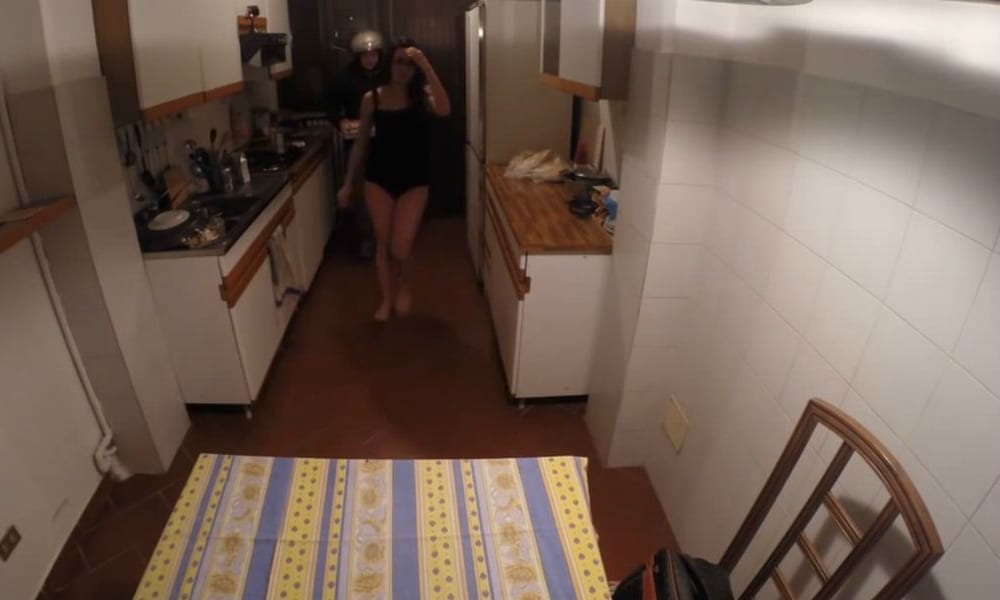 Ragazza sexy ordina le pizze e… [VIDEO]