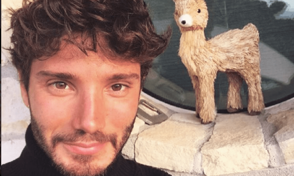 Stefano De Martino, gli auguri di Capodanno scatenano la polemica sui social [FOTO]