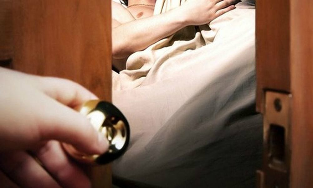 Scopre il marito a letto con l’amante e la caccia di casa nuda [VIDEO]