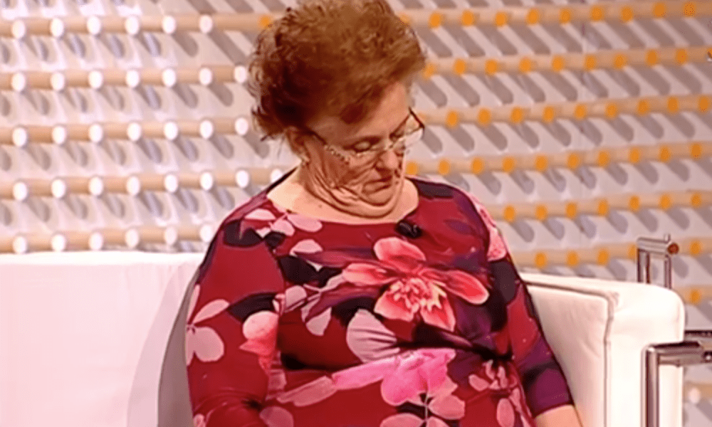 Si addormenta durante il programma. Il conduttore fa spegnere le luci [VIDEO]