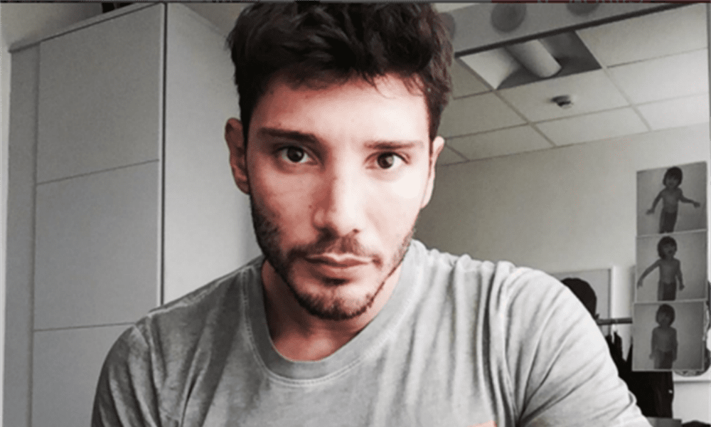 Stefano De Martino, Striscia La Notizia smaschera i suoi ritocchi estetici [VIDEO]