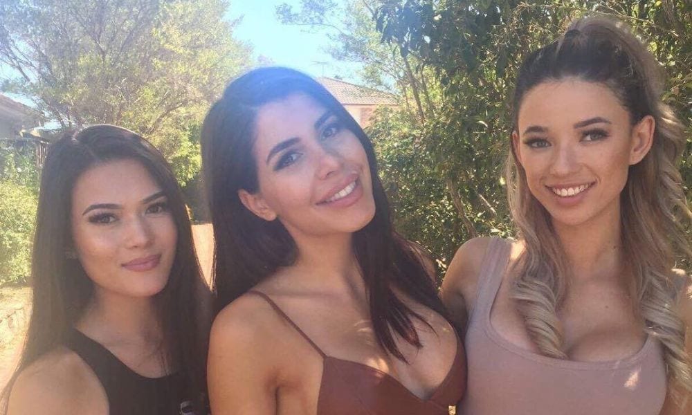 Tre australiane che si spogliano a vicenda: ecco chi sono le nuove star della rete [VIDEO]