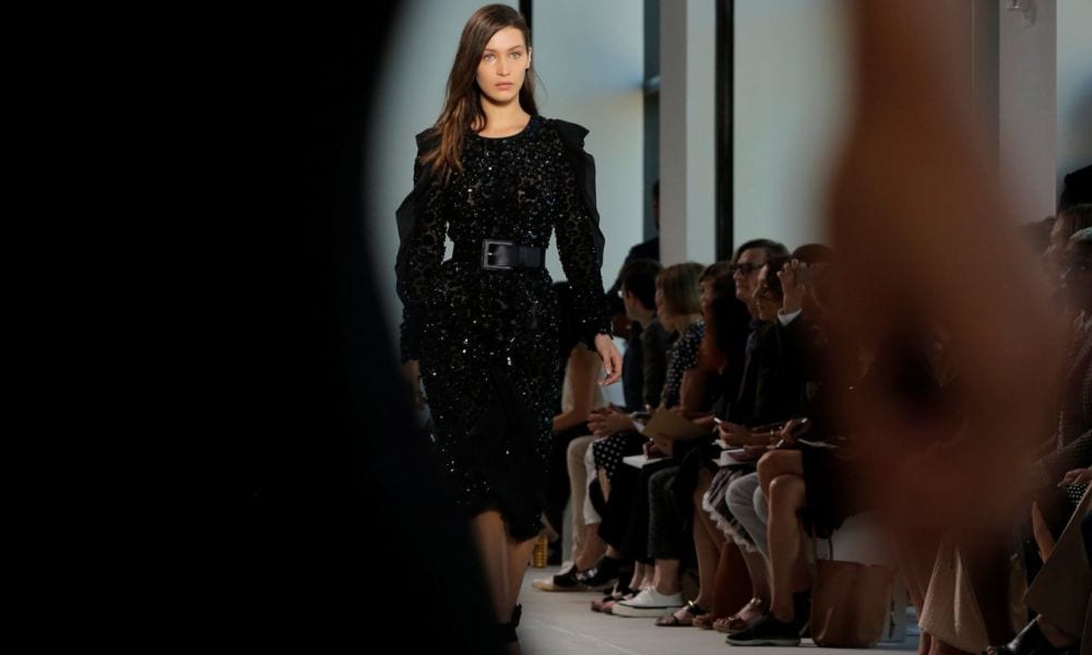 Una modella si avvicina al suo ragazzo: la sua reazione è incredibile [VIDEO]