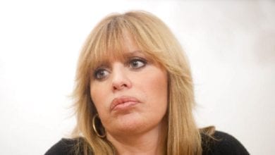 Alessandra Mussolini, dito medio e polemica con Daniele Martinelli [VIDEO]