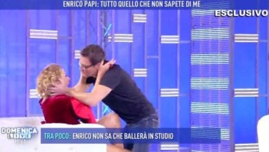 Enrico Papi bacia Barbara D'Urso a Domenica Live [VIDEO]