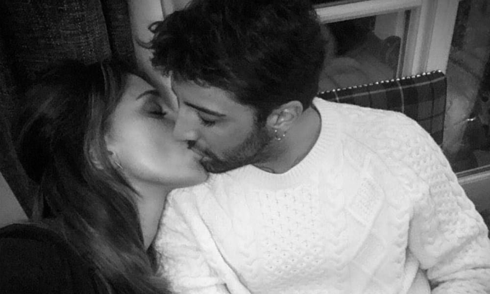 Belén Rodríguez e Andrea Iannone: il bacio appassionato sconvolge il web [VIDEO]
