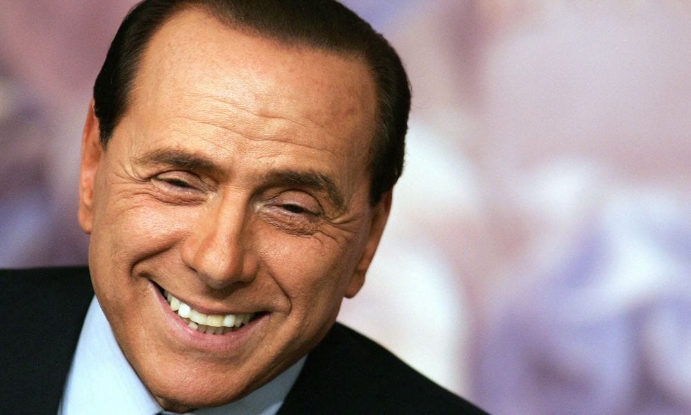 Berlusconi si mette all'asta: in palio un pranzo con il Cavaliere per beneficienza