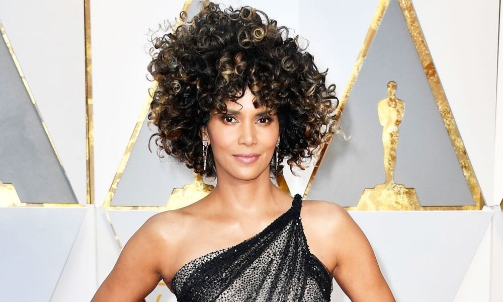 Halle Berry, tuffo hot in piscina dopo la notte degli Oscar [VIDEO]