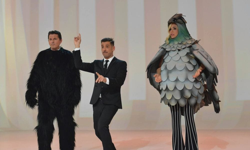 Gabbani balla con la "scimmia" Teo Mammucari e il "piccione" Ilary Blasi a Le Iene [VIDEO]