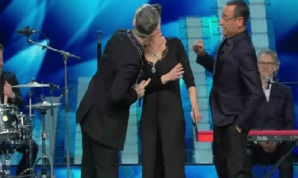 Sanremo 2017, Robbie Williams bacia Maria De Filippi [VIDEO]