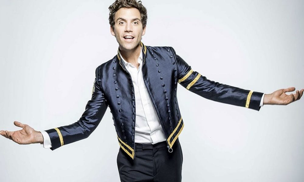 Carlo Conti si è rifiutato di baciare Mika al Festival di Sanremo? [VIDEO]