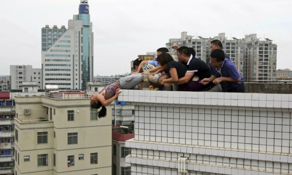 Quando si dice “salvata per i capelli” [VIDEO]