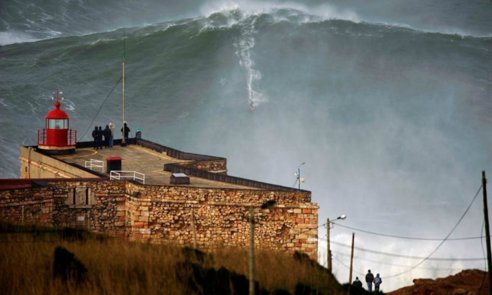 Il surfista più estremo del mondo [VIDEO]